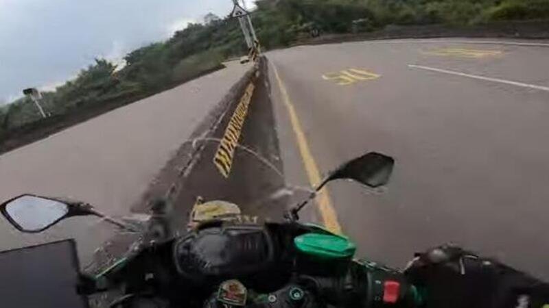 Moto crash: battezzare male la curva. Brutta botta con la Kawasaki Ninja 400 [VIDEO VIRALE]