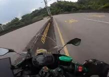 Moto crash: battezzare male la curva. Brutta botta con la Kawasaki Ninja 400 [VIDEO VIRALE]