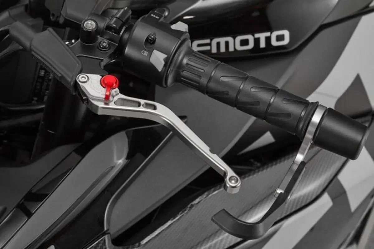 La sportiva CFMoto 300SR arriva in Europa (2)