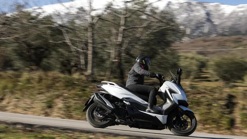 Honda Forza 350: un po' Sport, un po' GT