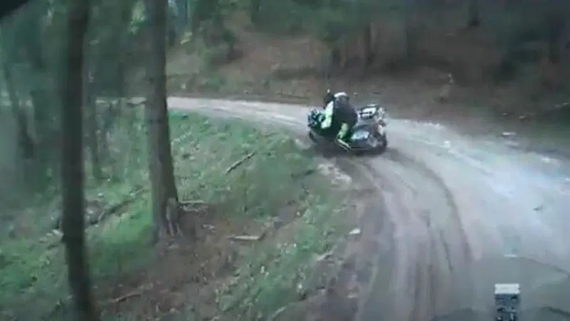 Moto crash: con la BMW GS sullo sterrato, ma qualcosa va storto [VIDEO VIRALE]