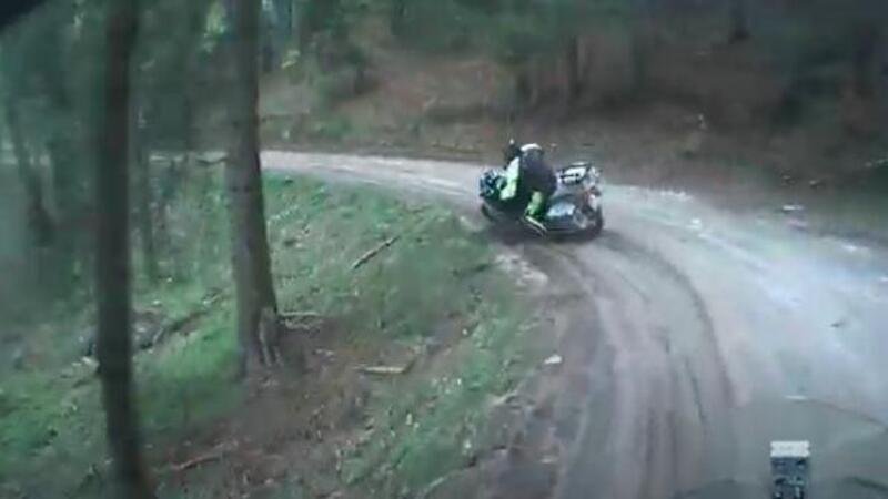Moto crash: con la BMW GS sullo sterrato, ma qualcosa va storto [VIDEO VIRALE]