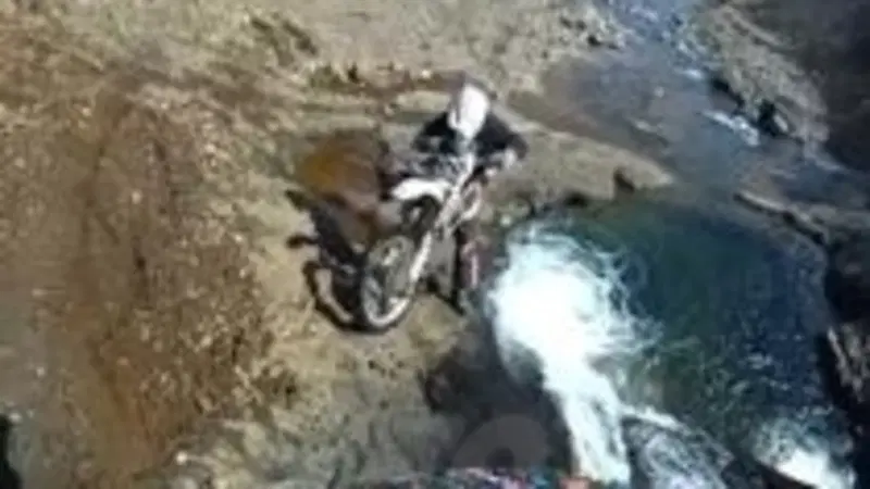 Endurista cade nell'acqua con la moto