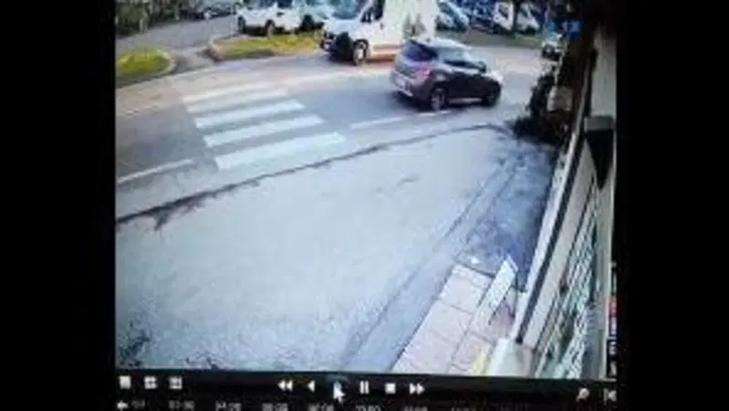 La moto con la "guida autonoma" costringe il motociclista allo sprint disperato [VIDEO VIRALE]
