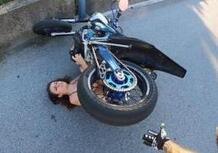 Moto fail: lo youtuber, lo stoppie e la povera fotografa che ha rischiato grosso [VIDEO VIRALE]