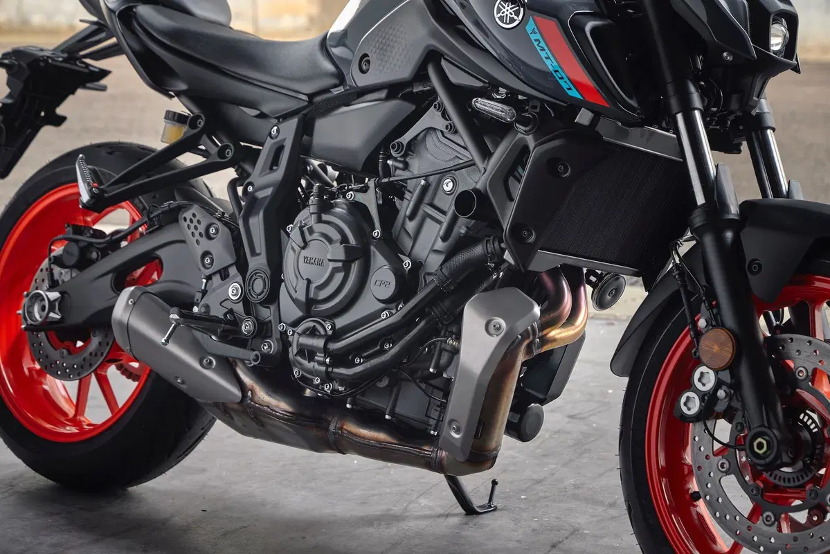 Yamaha MT-07 2021 TEST. Media brillante (10)