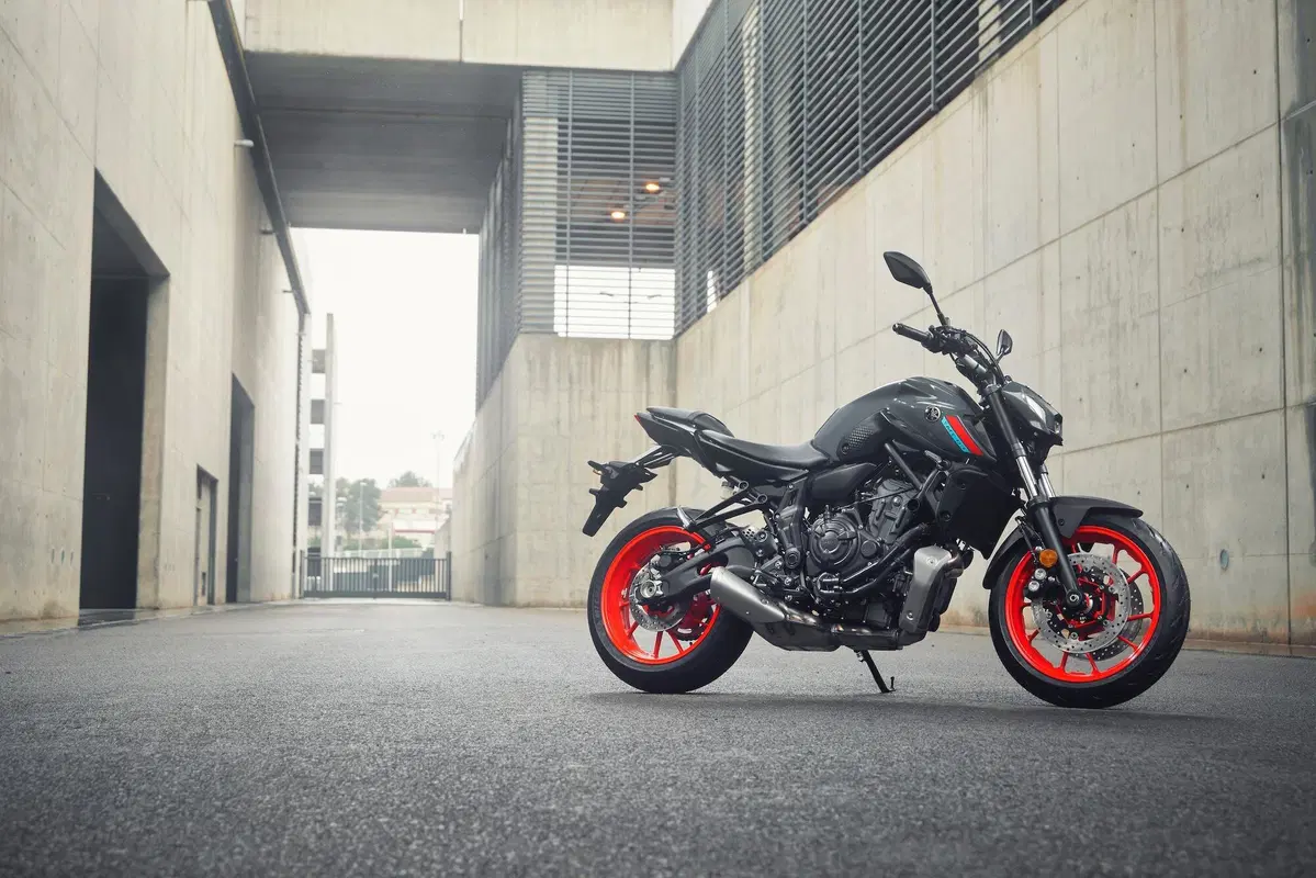 Yamaha MT-07 2021 TEST. Media brillante