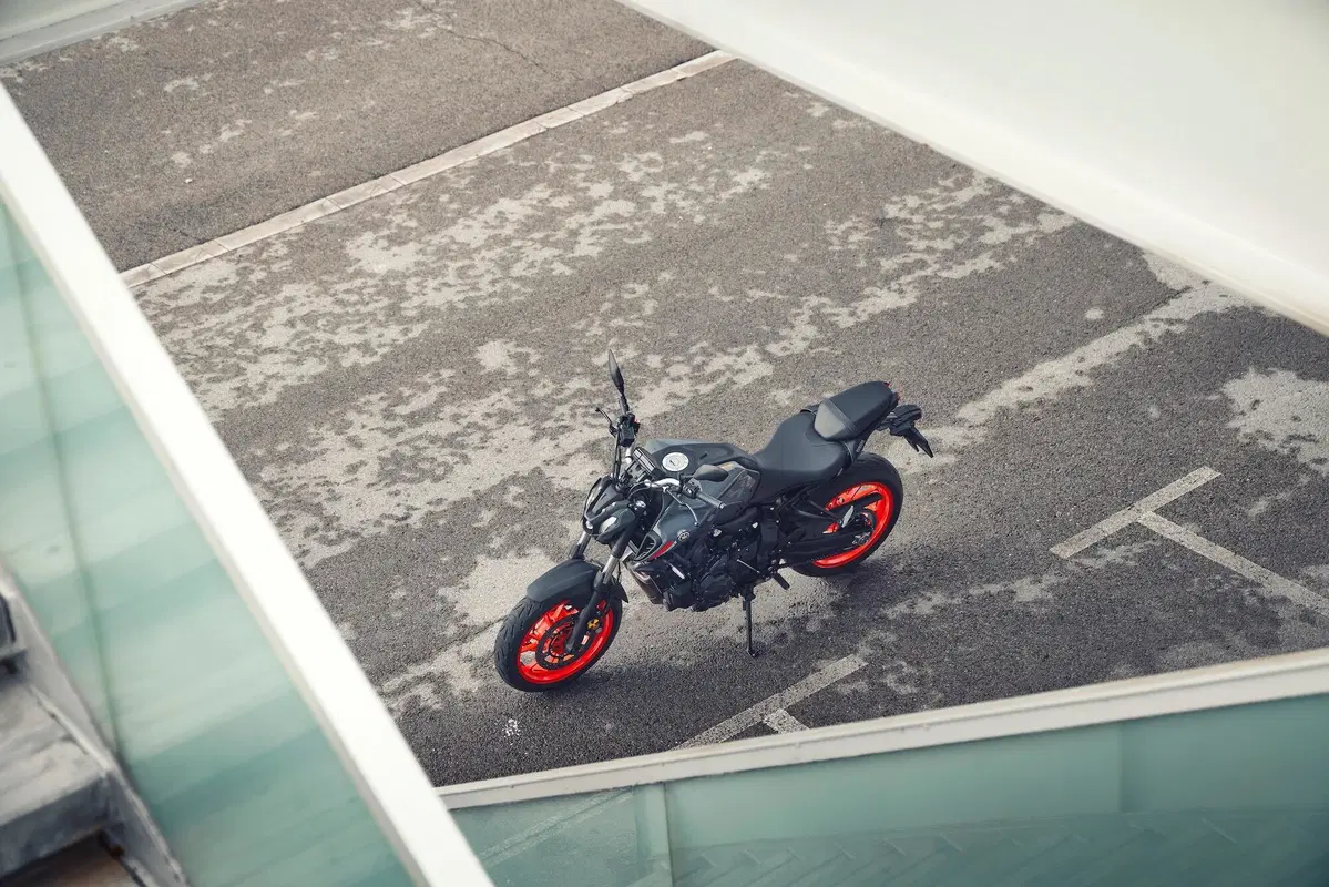 Yamaha MT-07 2021 TEST. Media brillante (6)