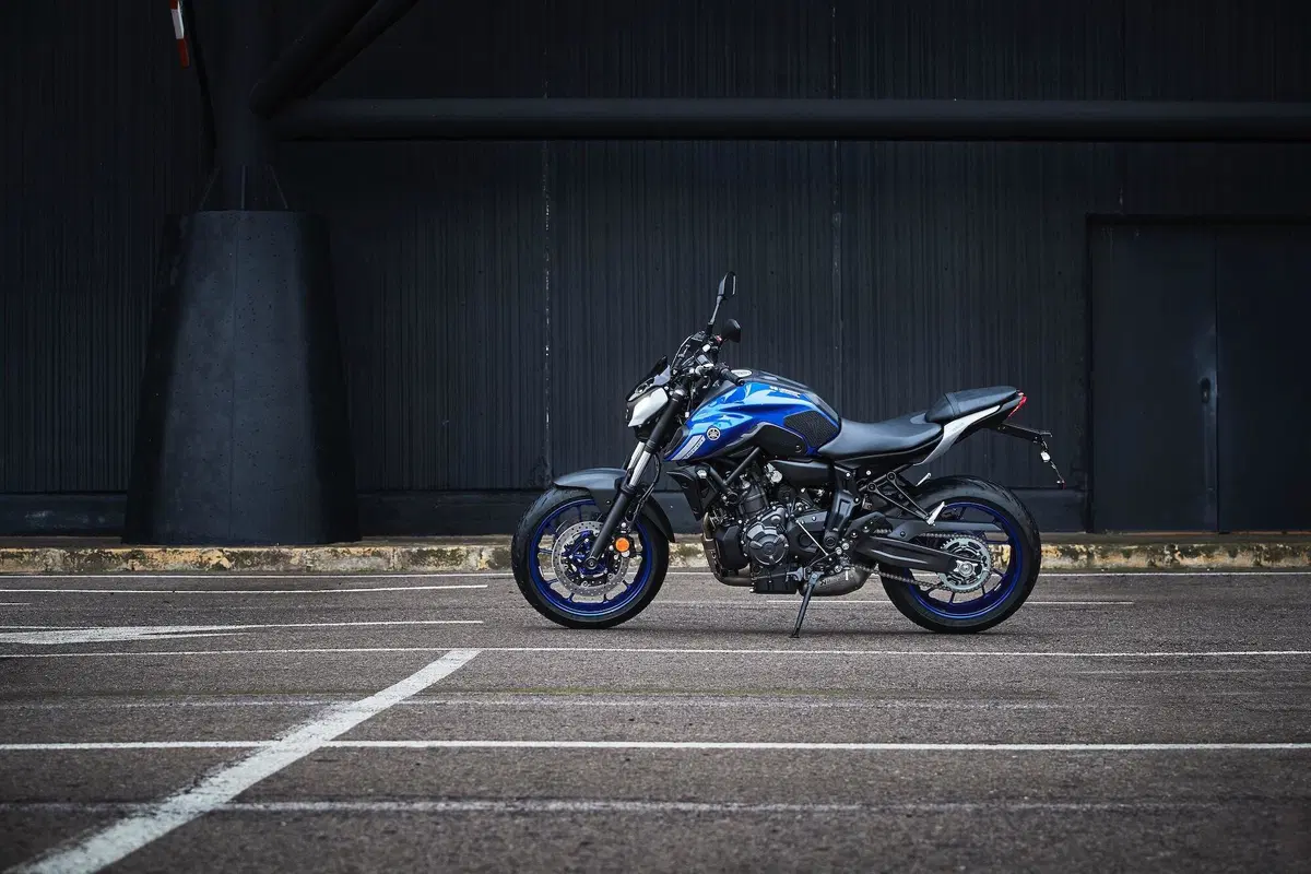 Yamaha MT-07 2021 TEST. Media brillante (2)