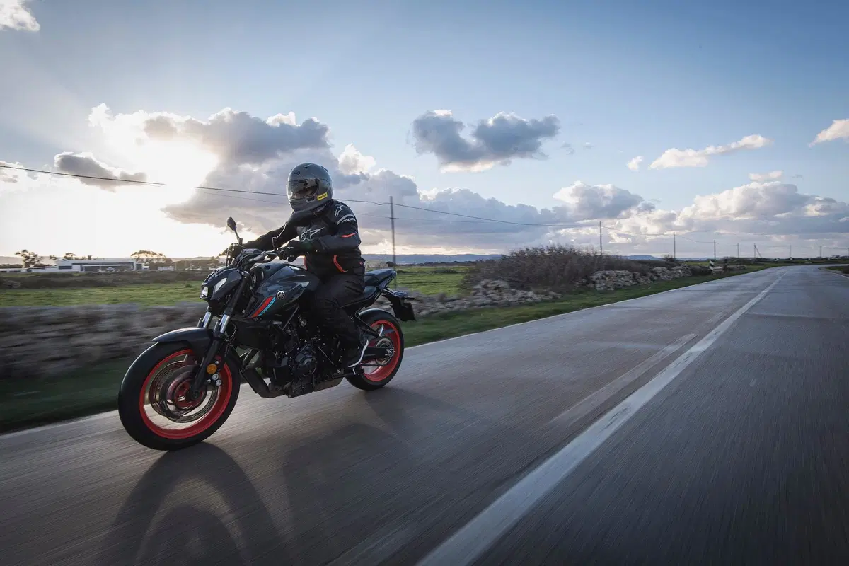 Yamaha MT-07 2021 TEST. Media brillante