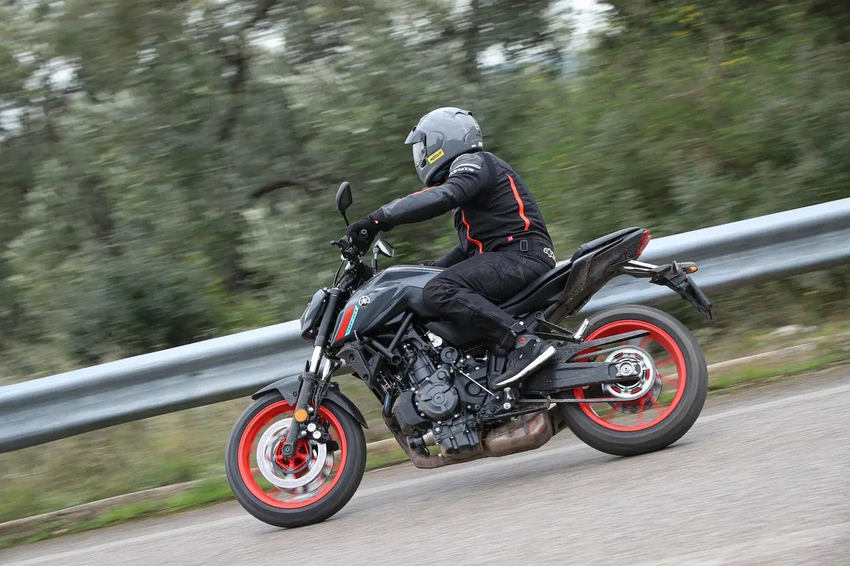 Yamaha MT-07 2021 TEST. Media brillante (3)