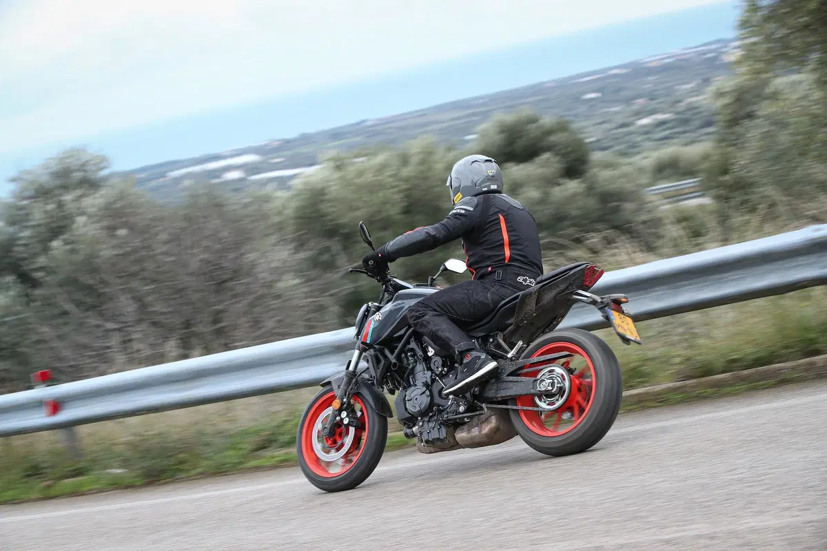 Yamaha MT-07 2021 TEST. Media brillante (4)