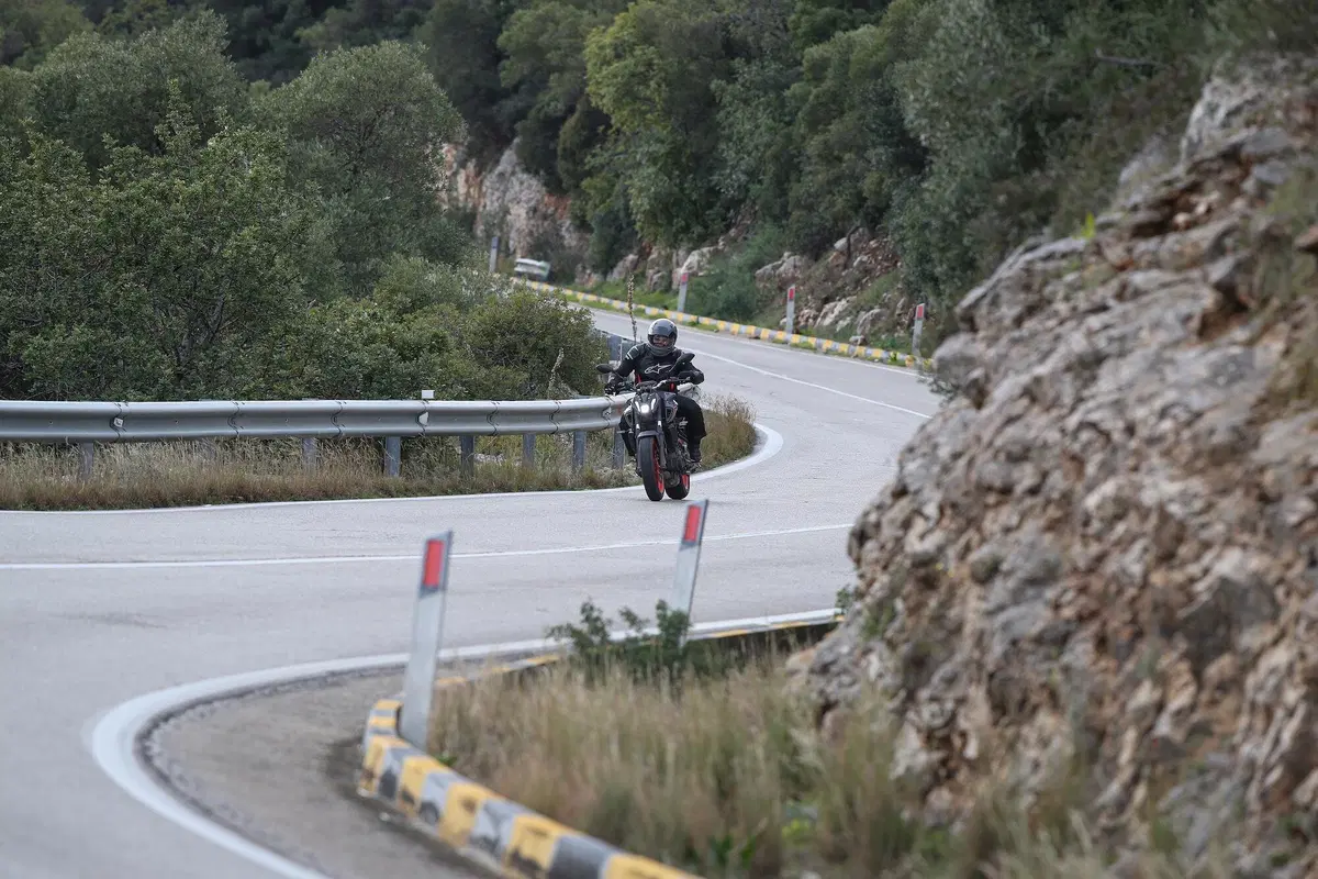 Yamaha MT-07 2021 TEST. Media brillante (2)