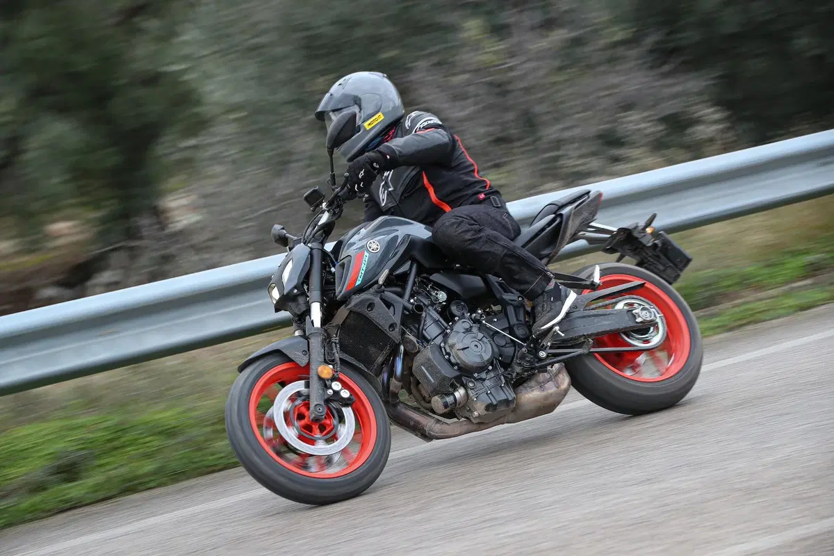 Yamaha MT-07 2021 TEST. Media brillante (7)