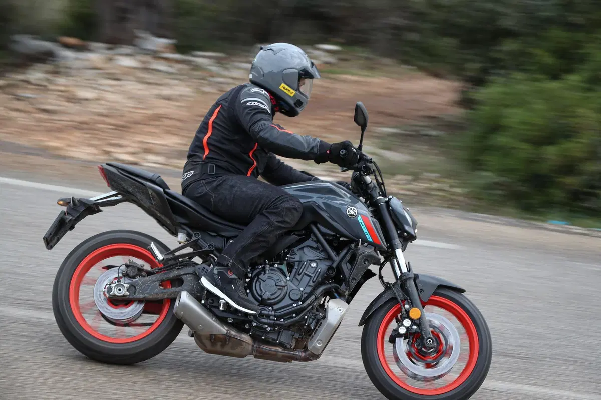Yamaha MT-07 2021 TEST. Media brillante (6)