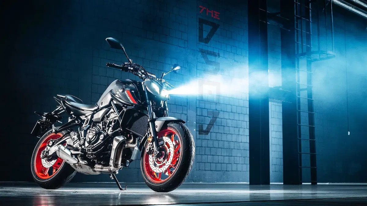 Yamaha MT-07 2021 TEST. Media brillante (8)