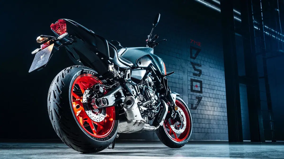 Yamaha MT-07 2021 TEST. Media brillante (9)