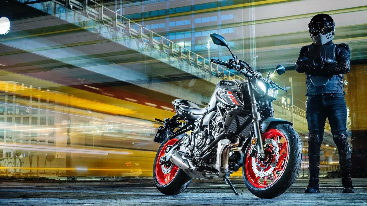 Yamaha MT-07 2021 TEST. Media brillante (12)