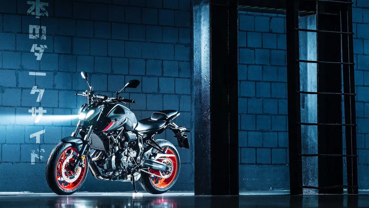 Yamaha MT-07 2021 TEST. Media brillante (13)