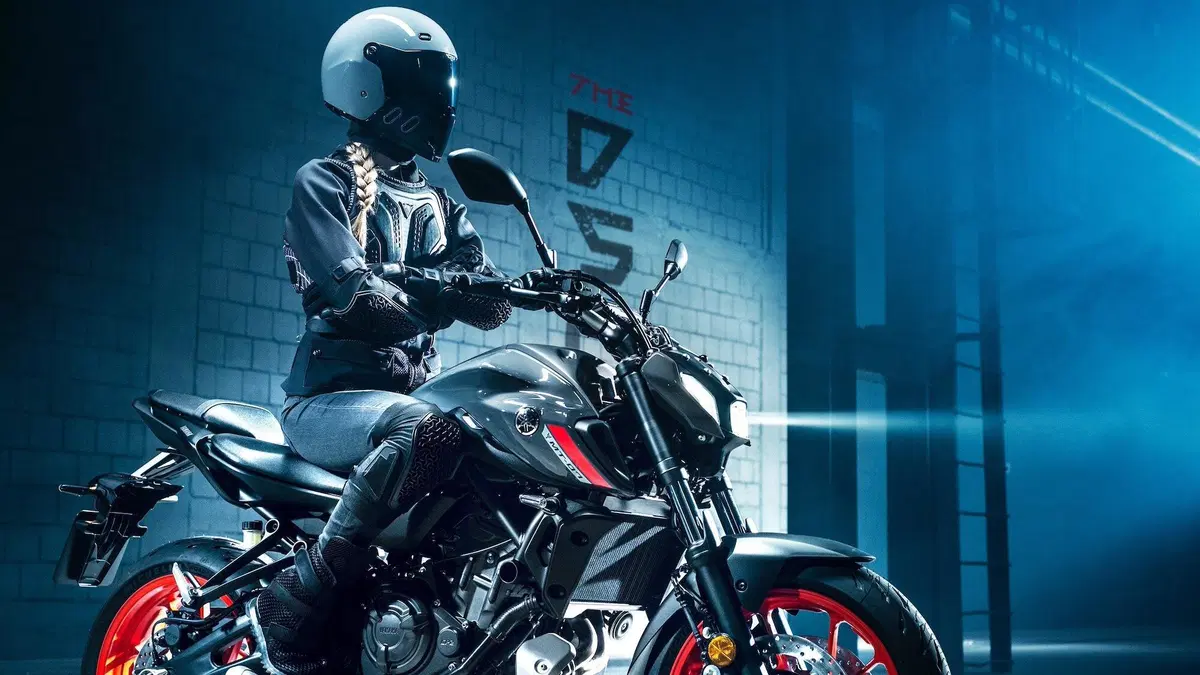 Yamaha MT-07 2021 TEST. Media brillante (16)
