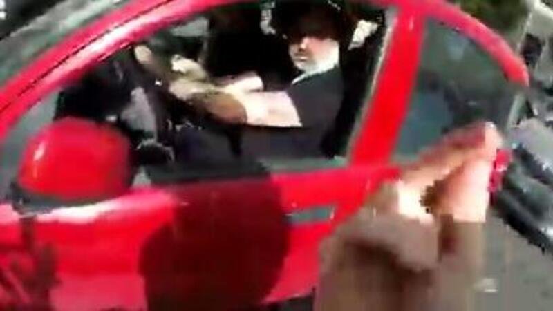 Motociclista vs automobilista vs solito impiccione: la furibonda (e assurda) lite in strada [VIDEO VIRALE]
