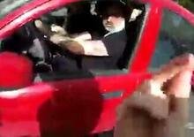 Motociclista vs automobilista vs solito impiccione: la furibonda (e assurda) lite in strada [VIDEO VIRALE]