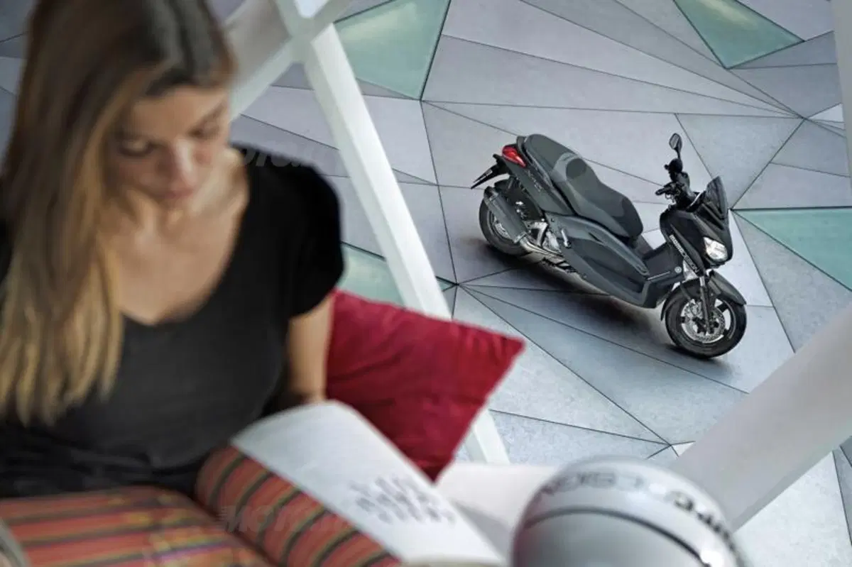 Yamaha X-MAX 250 MOMODESIGN (8)