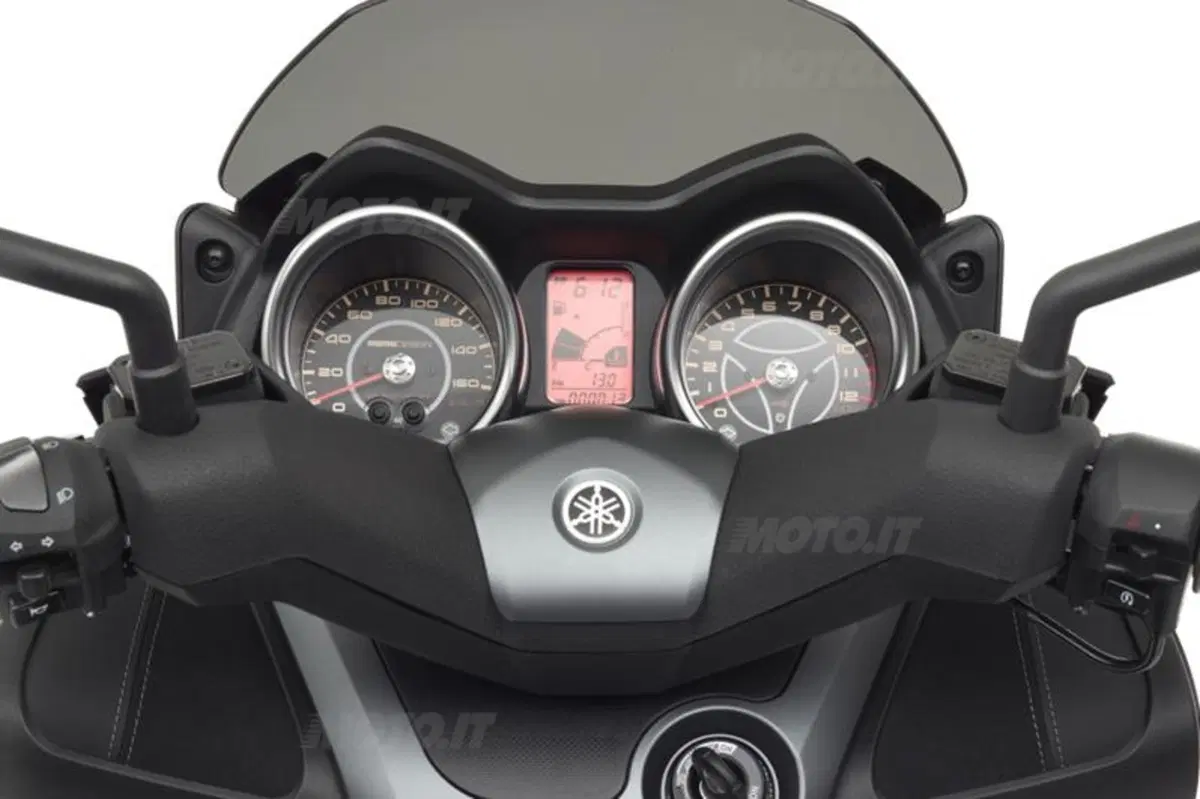 Yamaha X-MAX 250 MOMODESIGN (10)