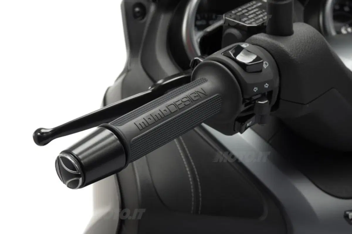 Yamaha X-MAX 250 MOMODESIGN (11)