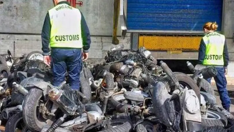 Moto e scooter spediti in Africa. 30 denunciati dopo l'ispezione al porto di Genova