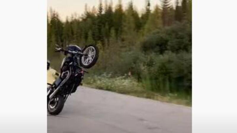 Impennare con l&rsquo;Harley Davidson: si pu&ograve;, ma non cos&igrave; [VIDEO VIRALE]