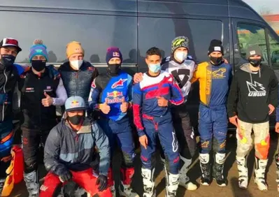 Tra velocità e motocross: Andrea Dovizioso mostra il casco 2021 e, intanto, si allena con i ducatisti
