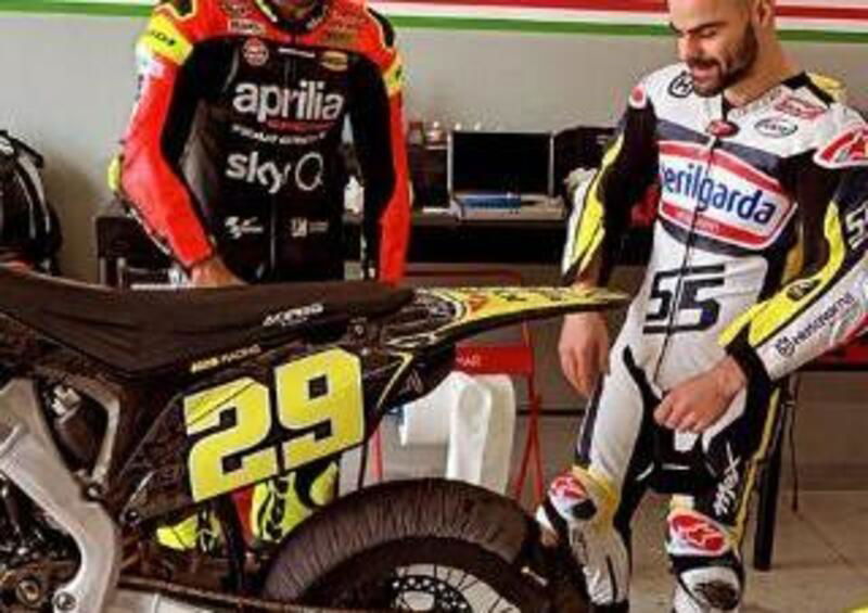 Andrea Iannone torna in moto: in pista sulle motard con Romano Fenati [VIDEO]