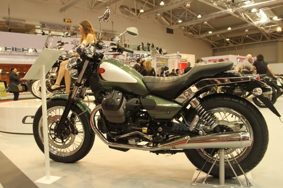 Aprilia porta al debutto a Motodays la Caponord 1200 e la RSV 4 ABS (5)