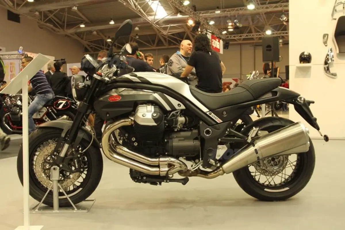 Aprilia porta al debutto a Motodays la Caponord 1200 e la RSV 4 ABS (8)