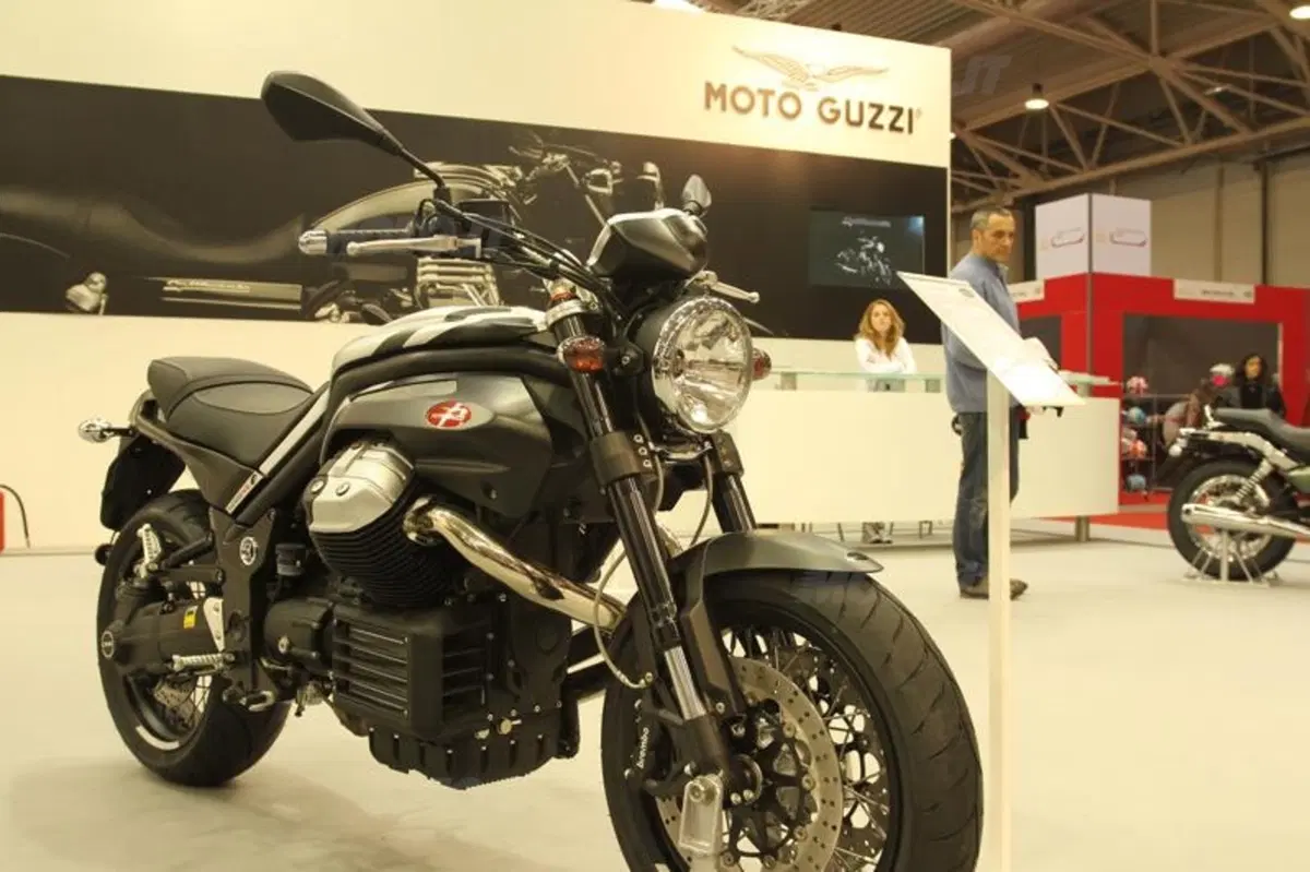 Aprilia porta al debutto a Motodays la Caponord 1200 e la RSV 4 ABS (10)