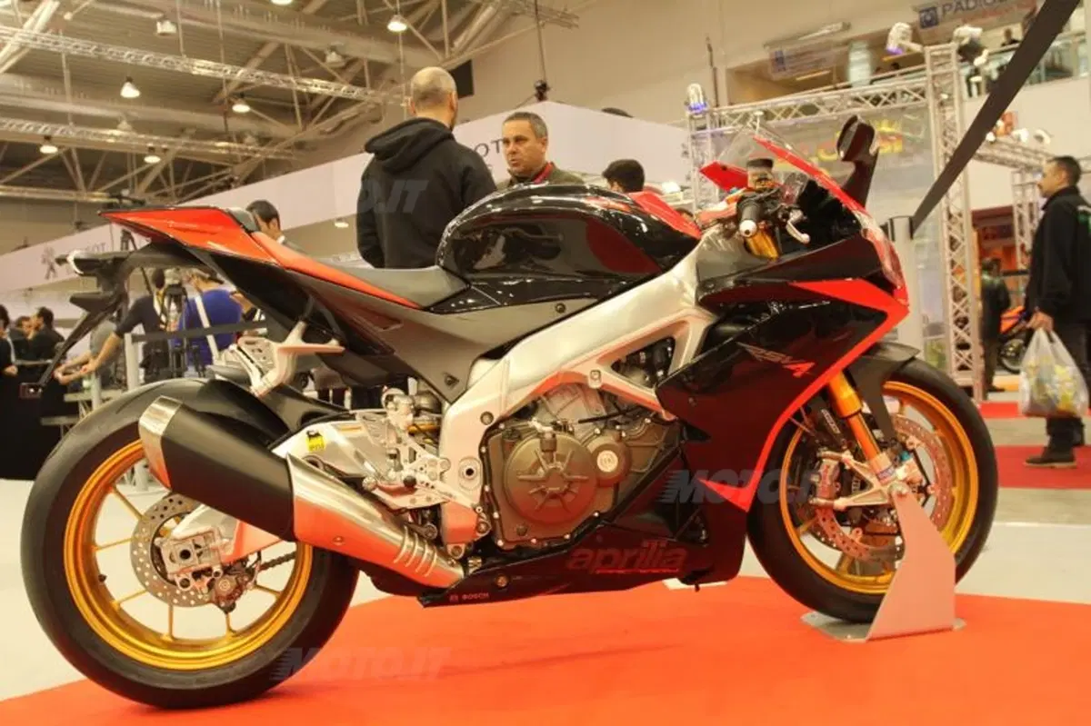 Aprilia porta al debutto a Motodays la Caponord 1200 e la RSV 4 ABS (12)