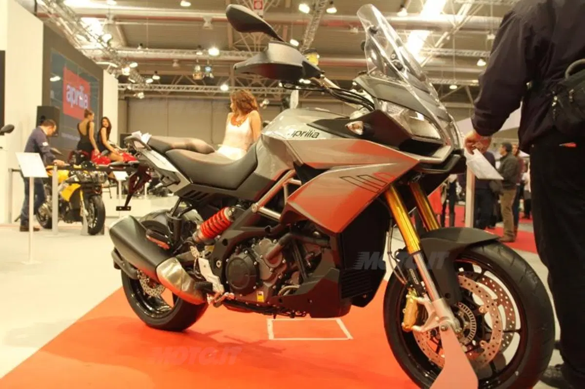 Aprilia porta al debutto a Motodays la Caponord 1200 e la RSV 4 ABS (14)
