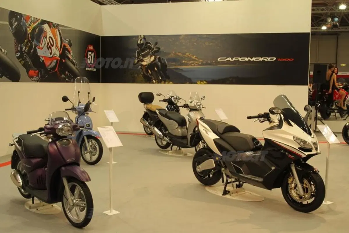 Aprilia porta al debutto a Motodays la Caponord 1200 e la RSV 4 ABS (16)