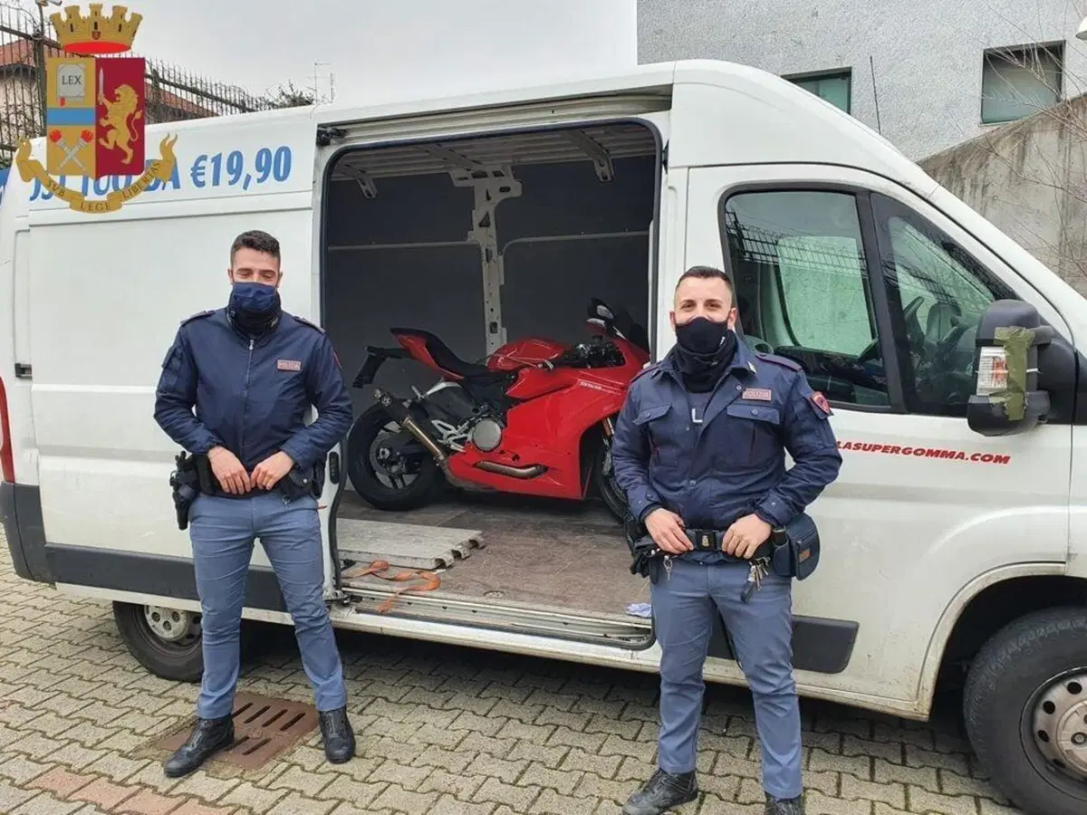 Ducati Panigale e BMW GS: la Polizia di Stato ritrova cinque moto rubate a Milano