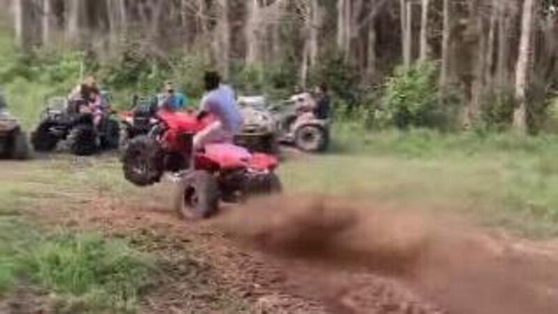 Moto crash: impennare col quad e decollare senza quad [VIDEO VIRALE]