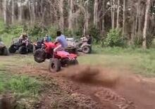 Moto crash: impennare col quad e decollare senza quad [VIDEO VIRALE]