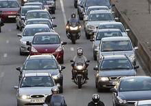 Francia, in moto tra le file di auto: incidenti aumentati. Nuovi test