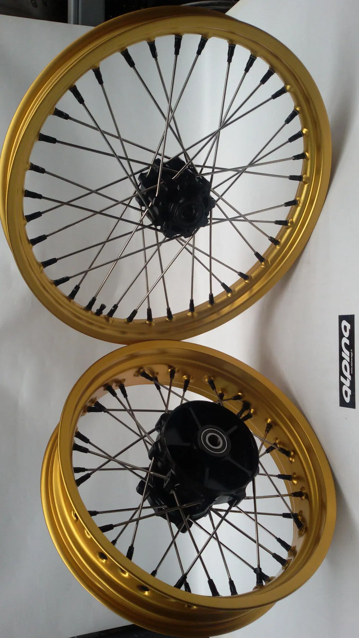 Alpina: ruote a raggi tubeless per Honda Africa Twin