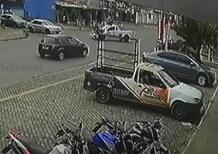 Moto vs pick-up, schianto all’incrocio: il volo è agghiacciante [VIDEO CHOC]