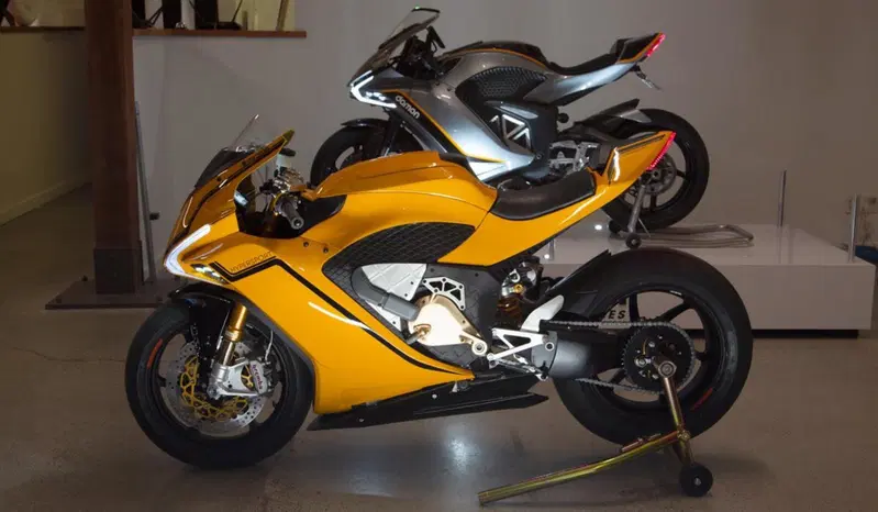 sullo sfondo la "vecchia" versione, in primo piano l'ultima evoluzione della Damon Hypersport