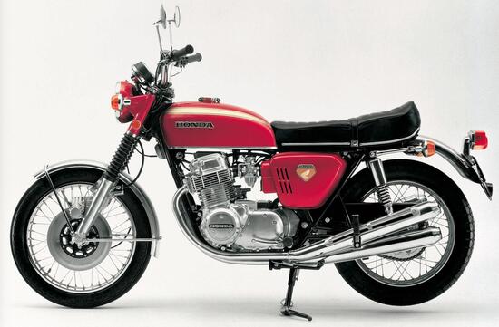 La CB 750 Four è stata una pietra miliare nella storia del motociclismo. Il motore a quattro cilindri, le prestazioni fantastiche e il funzionamento sempre impeccabile le hanno assicurato un successo straordinario. Regina dei primi anni Settanta, ha anche aperto l’era dei freni a disco con comando idraulico