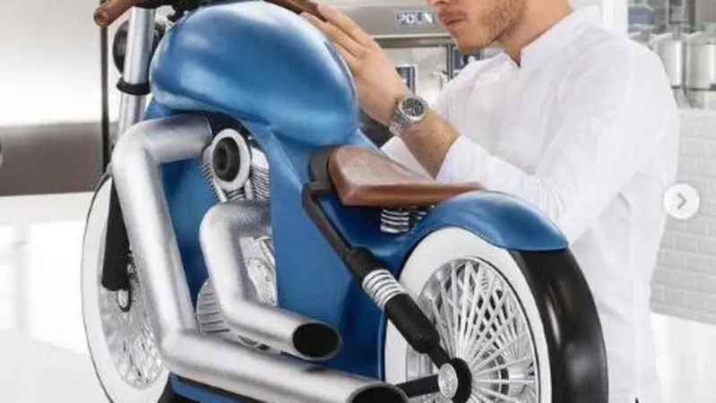 Chef Amaury Guichon e la moto (scultura) di cioccolato