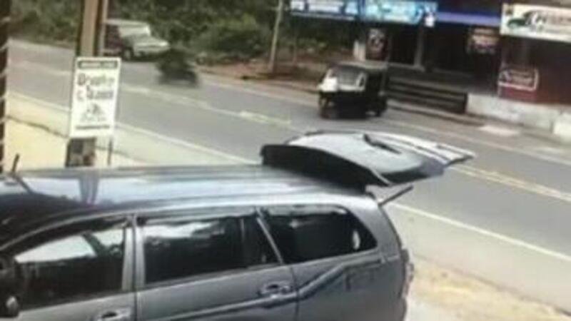 Moto crash: inversione a U con l&rsquo;auto rickshaw, ma il motociclista andava troppo veloce [VIDEO CHOC]