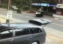 Moto crash: inversione a U con l’auto rickshaw, ma il motociclista andava troppo veloce [VIDEO CHOC]